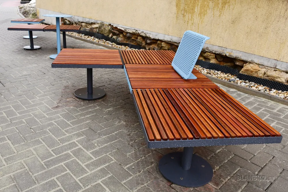 Lidé už před knihovnou v Blansku nešlapou do kaluží a relaxují na nových lavičkách