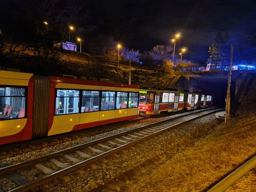 U brněnského krematoria se srazily šaliny. Devět lidí se zranilo