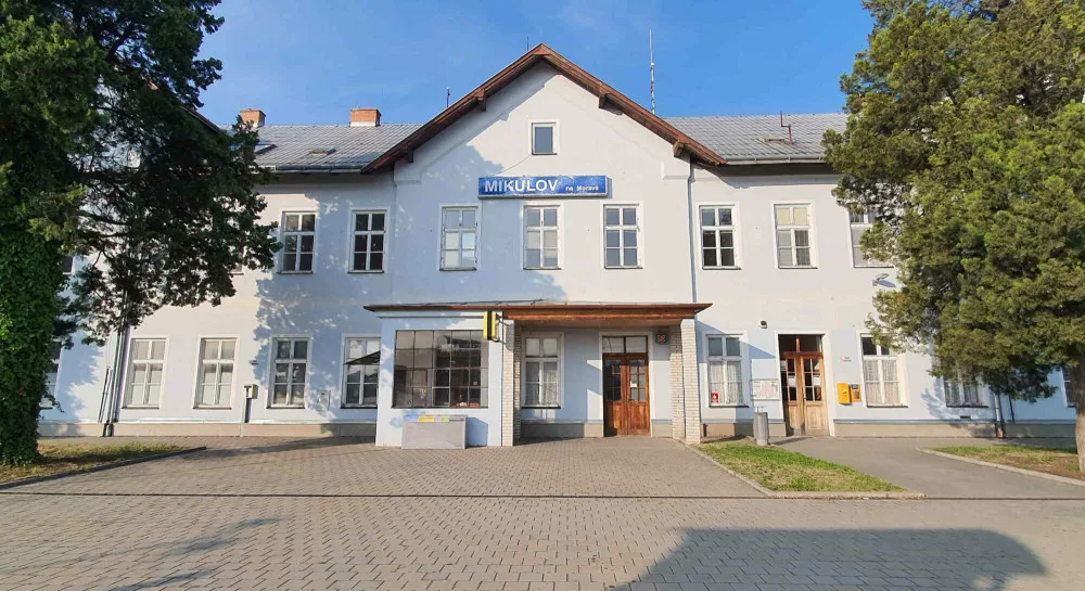 Historická budova nádraží v Mikulově půjde k zemi. Nahradí ji nová
