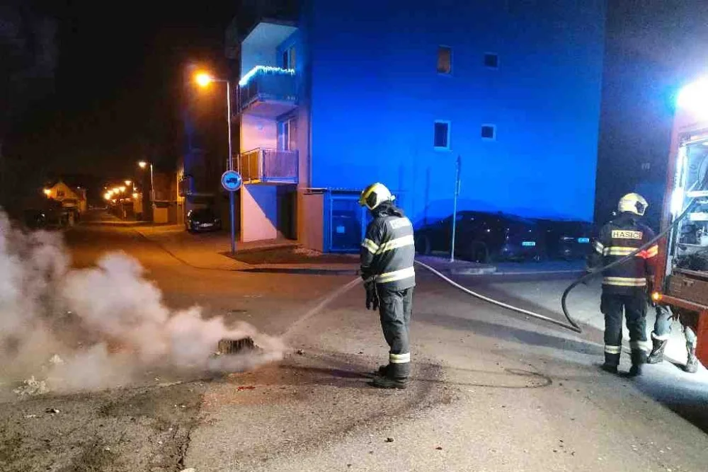 Lidé si volali záchranáře kvůli alkoholu i kvůli přejedení. Nejvíc problémů dělali opilci a pyrotechnika