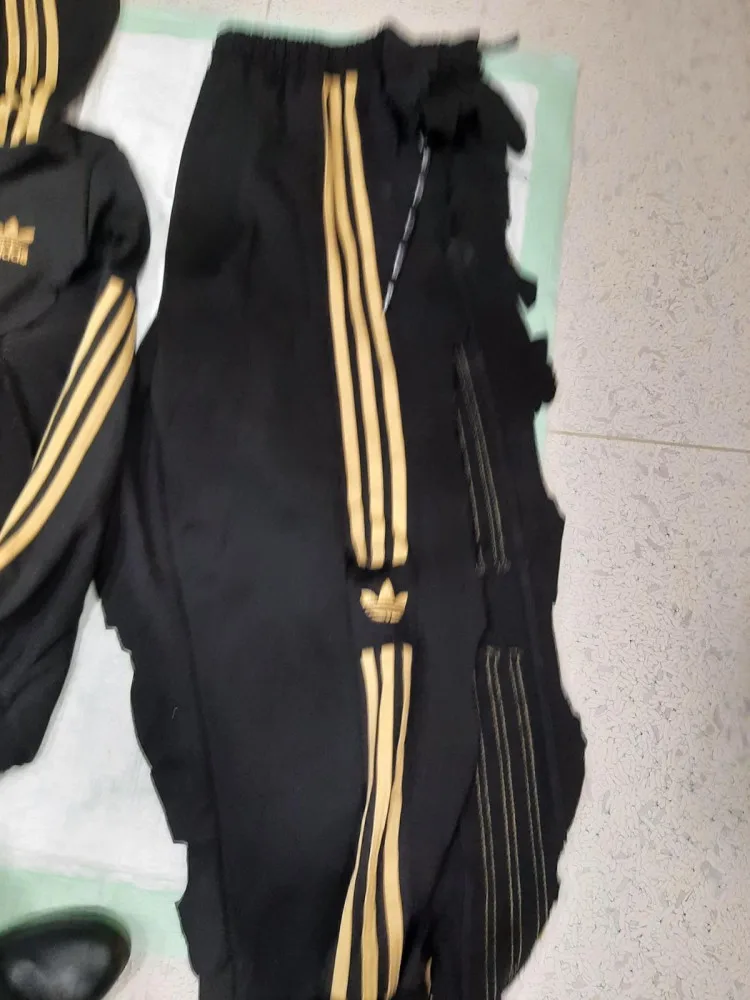 Žena přeskočila zábradlí a vběhla pod šalinu. Leží zraněná v nemocnici a policie pátrá po její totožnosti