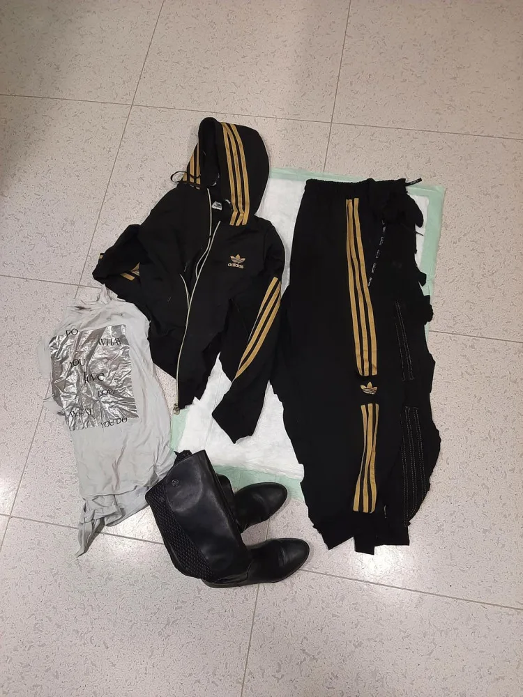 Žena přeskočila zábradlí a vběhla pod šalinu. Leží zraněná v nemocnici a policie pátrá po její totožnosti