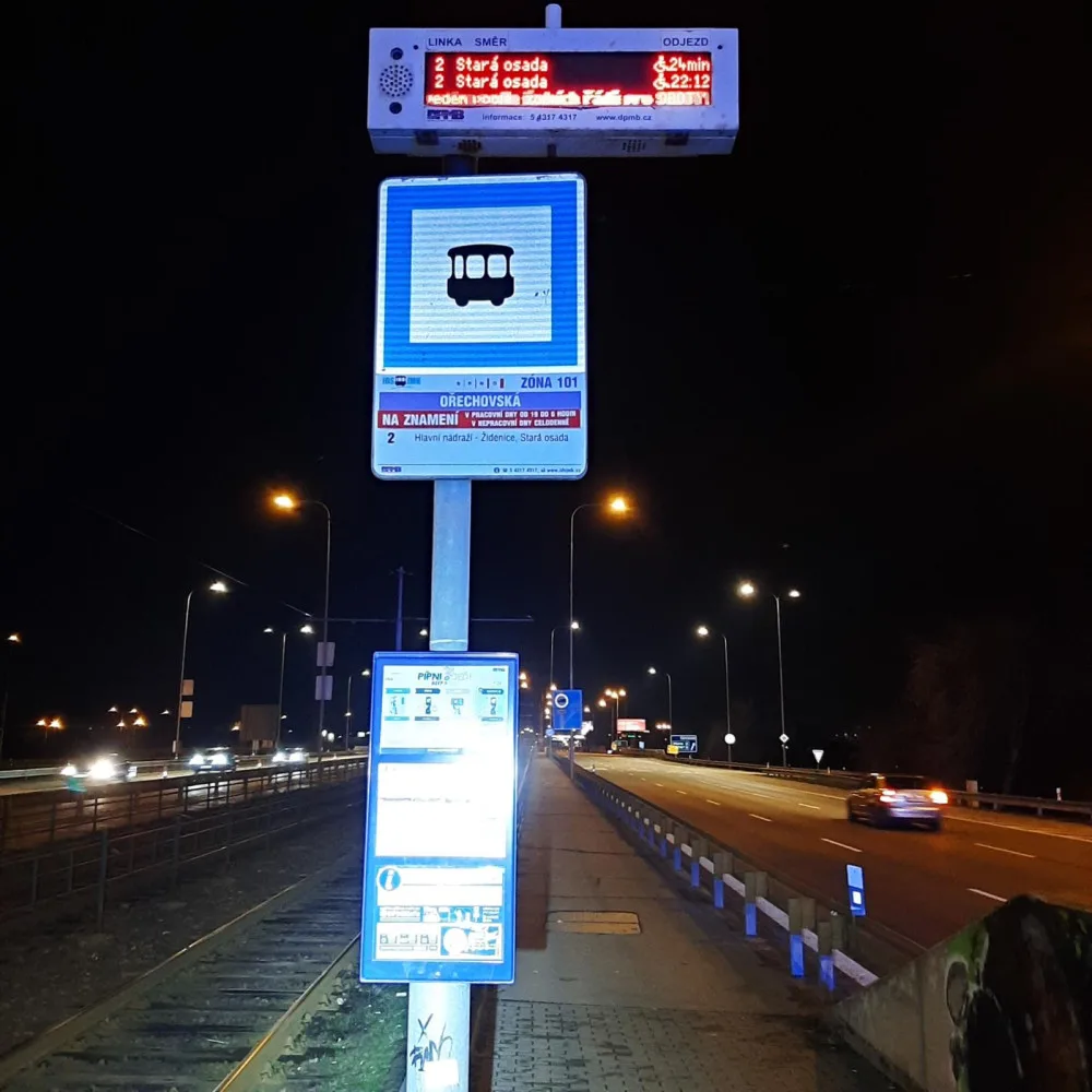 Žena přeskočila zábradlí a vběhla pod šalinu. Leží zraněná v nemocnici a policie pátrá po její totožnosti
