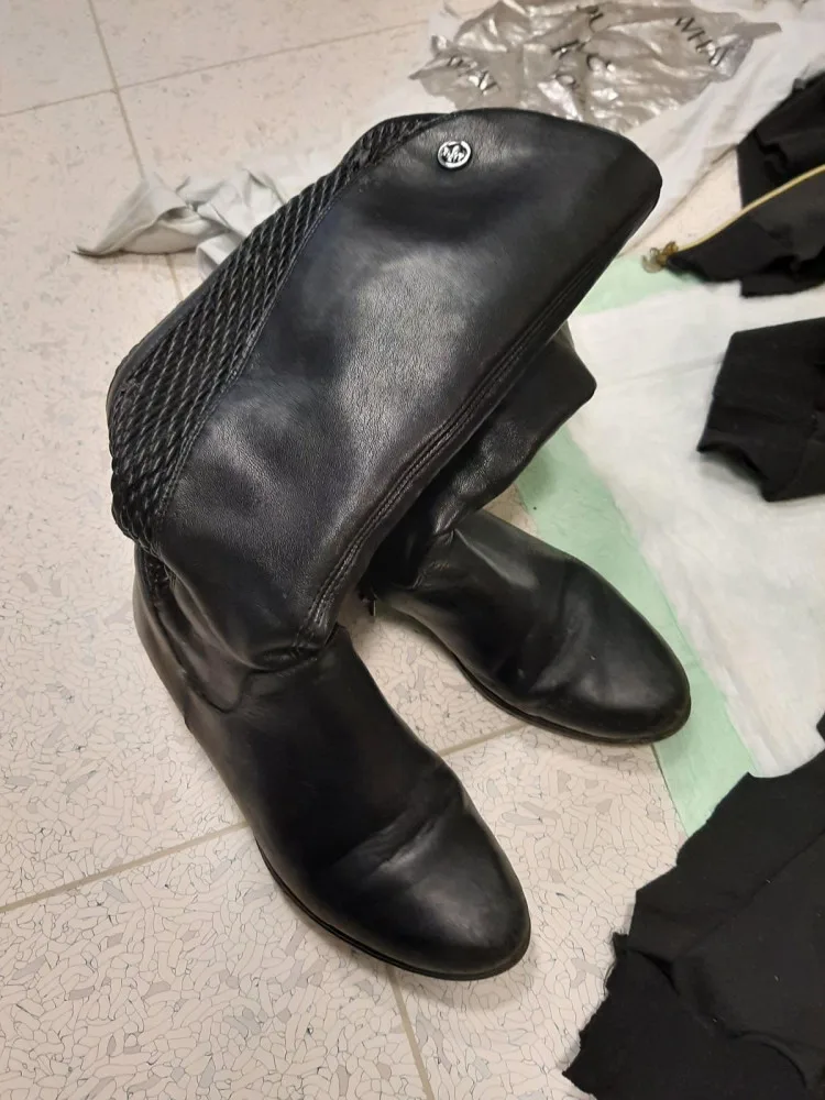 Žena přeskočila zábradlí a vběhla pod šalinu. Leží zraněná v nemocnici a policie pátrá po její totožnosti