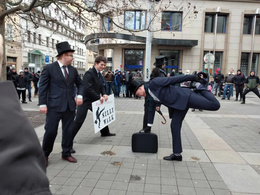 VIDEO: Brnem jde pochod švihlé chůze. Zábava je potřeba, říkají zakladatelé