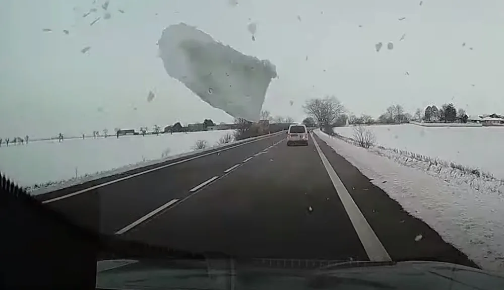 VIDEO: Řidič kamionu si neočistil led ze střechy, kra prolétla předním oknem do kabiny osobního auta