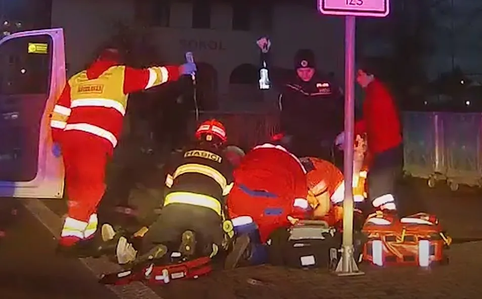 VIDEO: Dodávka srazila mladou dívku na přechodu, je těžce zraněná