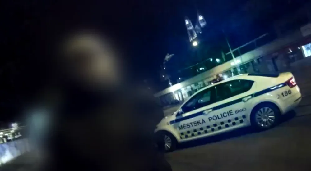 VIDEO: Muž na brněnském nádraží ukazoval na strážníky prostředníček. Jste fašisti, křičel