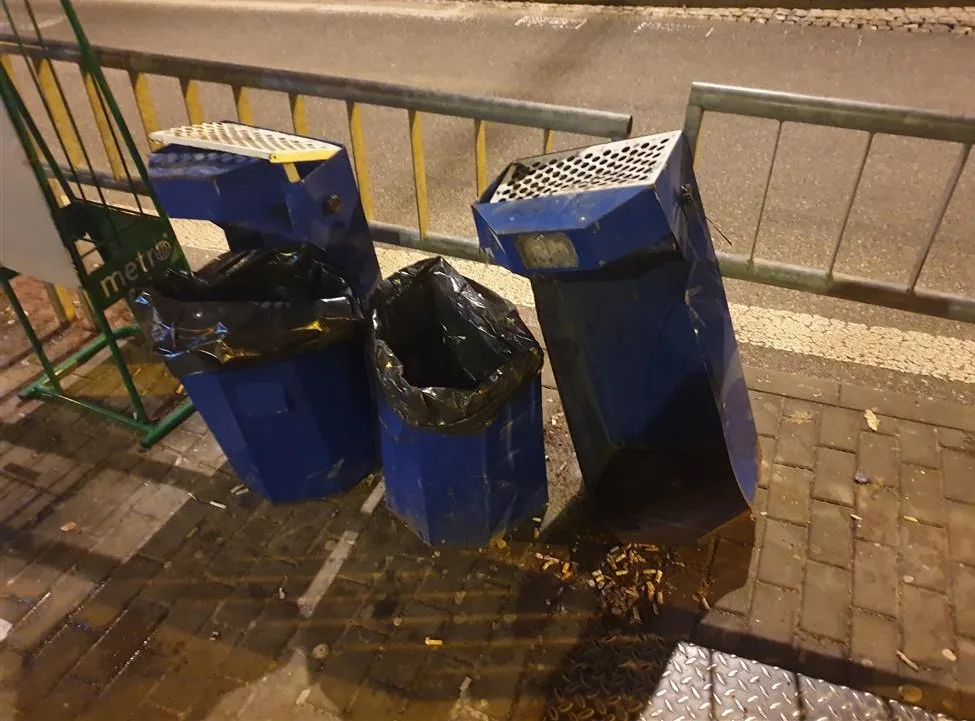 Mladík v Brně rozkopal odpadkové koše u zastávky. Ujel mi poslední autobus, vysvětloval