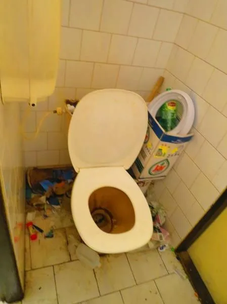 Špína a riziko kontaminace potravin. Restaurace má uzavřenou kuchyň