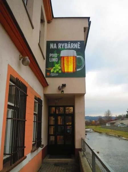Špína a riziko kontaminace potravin. Restaurace má uzavřenou kuchyň