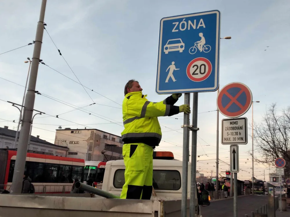 VIDEO: Dělníci instalují před nádražím v Brně dopravní značky nové sdílené zóny