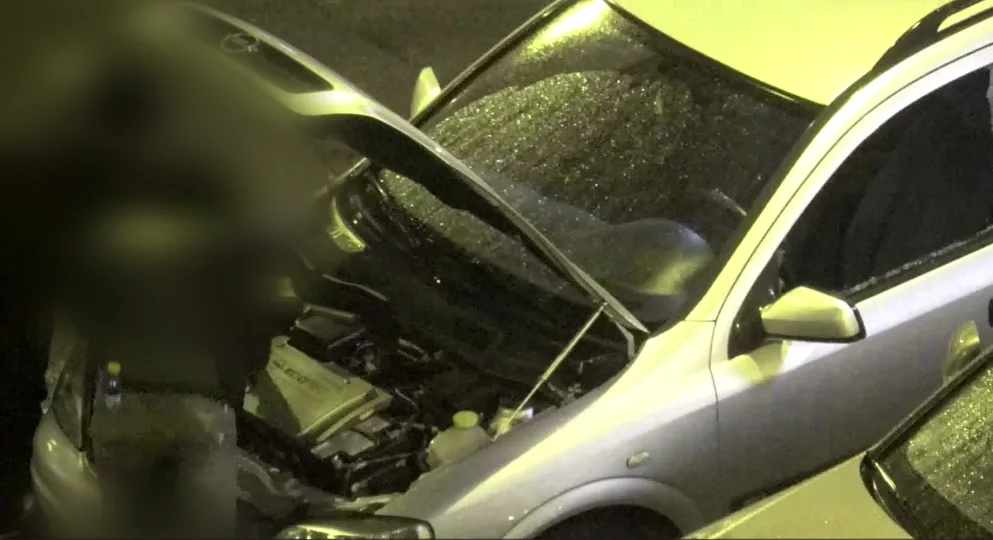 VIDEO: Cizinci prorazili okýnko auta a hrabali se v motoru. Do Brna jsme si přijeli jen nakoupit, tvrdili