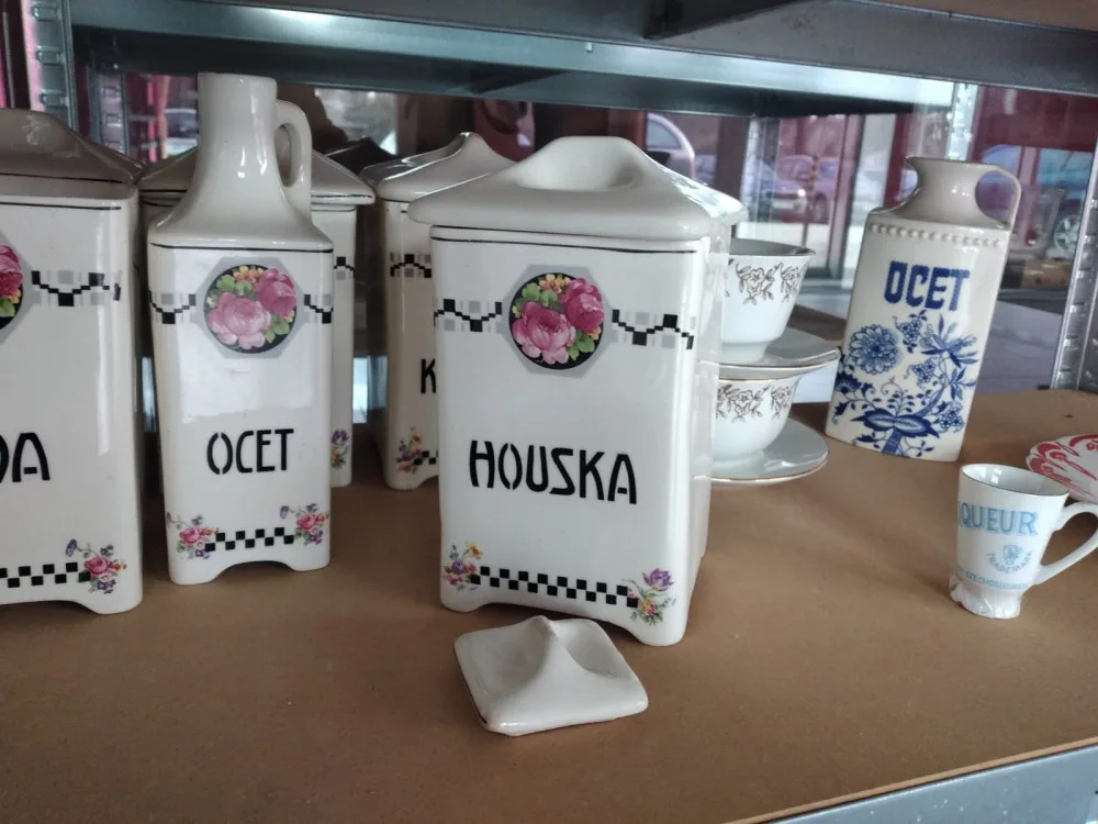 Do brněnského centra lidé nosí porcelán po babičce i vzácné dokumenty. Poklady putují do muzeí nebo potřebným