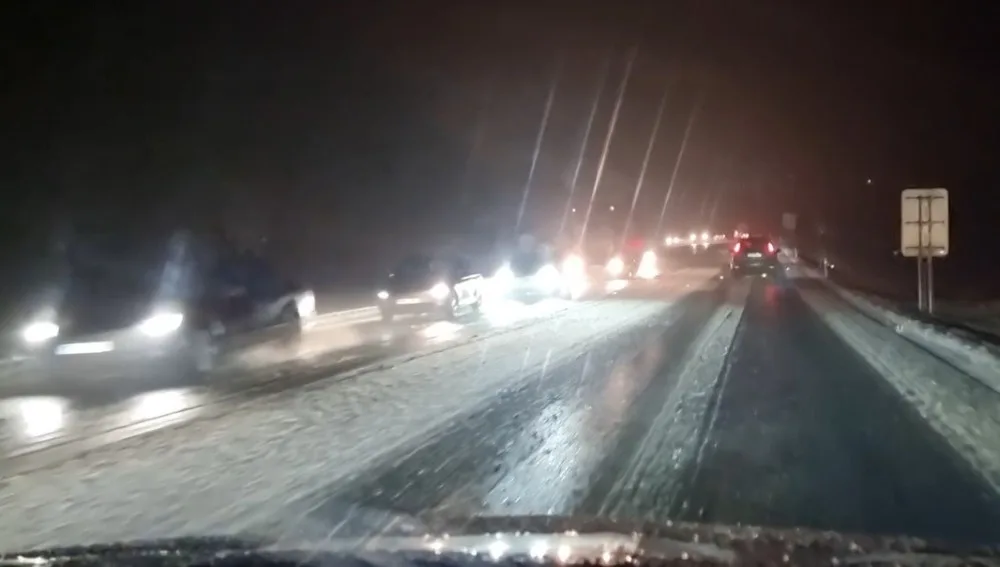 Ledovka komplikuje dopravu v Brně. Někde poničila troleje
