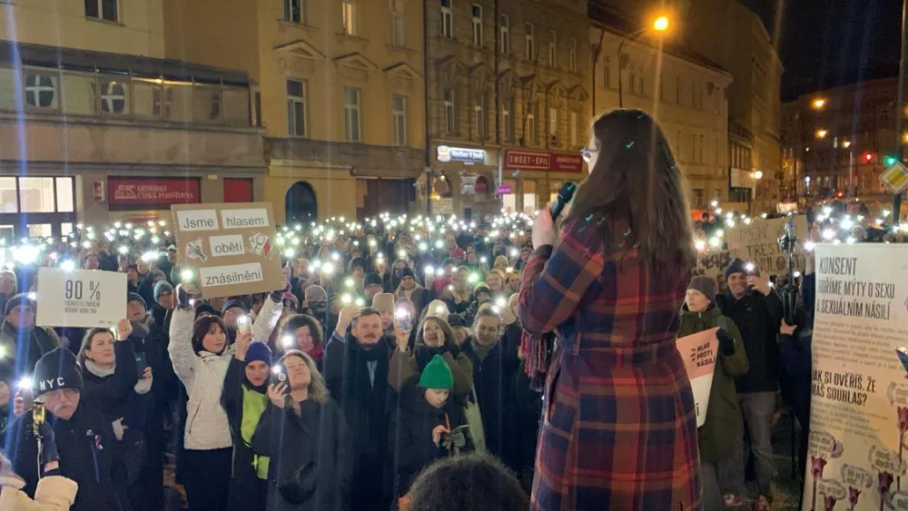 VIDEO: Lidé demonstrují za Aničku, jejíž otec ji dva roky znásilňoval a od soudu dostal podmínku