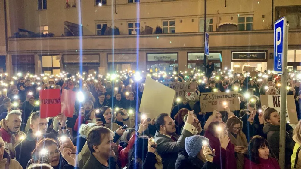 VIDEO: Lidé demonstrují za Aničku, jejíž otec ji dva roky znásilňoval a od soudu dostal podmínku