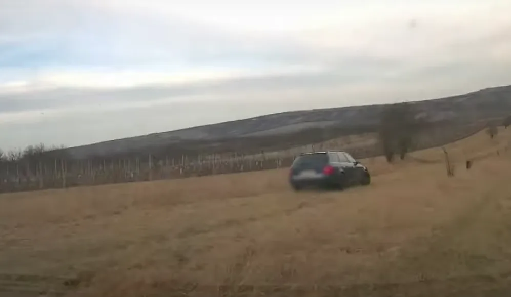 VIDEO: Zdrogovaný muž s lupem v kufru se chtěl vyhnout kontrole. Ujížděl policistům přes pole