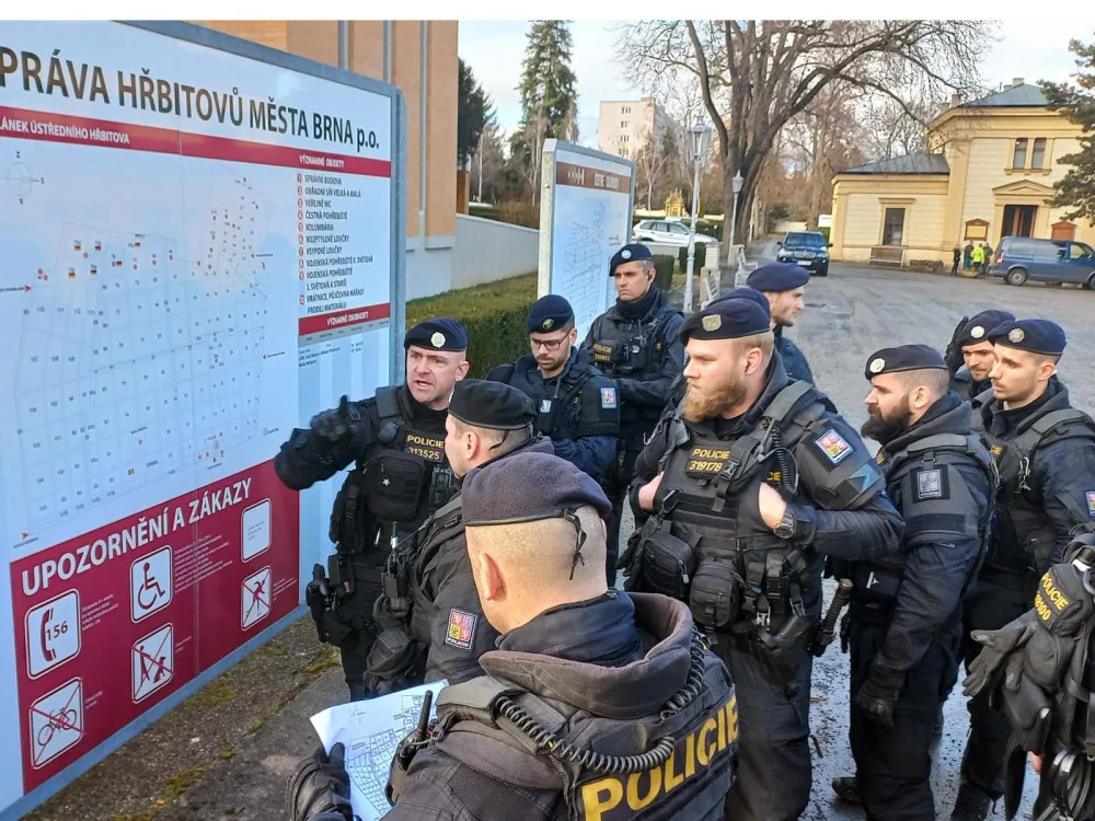 Policisté z vrtulníku hledali agresora, který chodil po hřbitově a vyhrožoval lidem, že bude střílet
