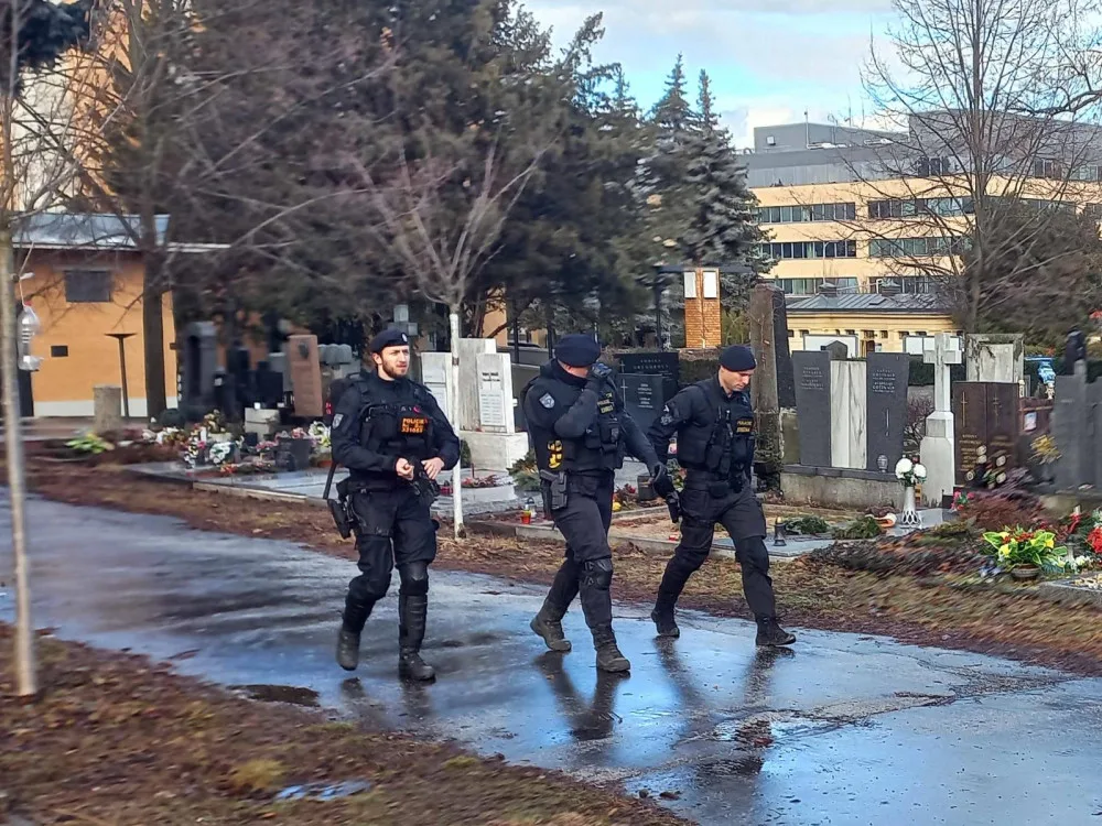 Policisté z vrtulníku hledali agresora, který chodil po hřbitově a vyhrožoval lidem, že bude střílet