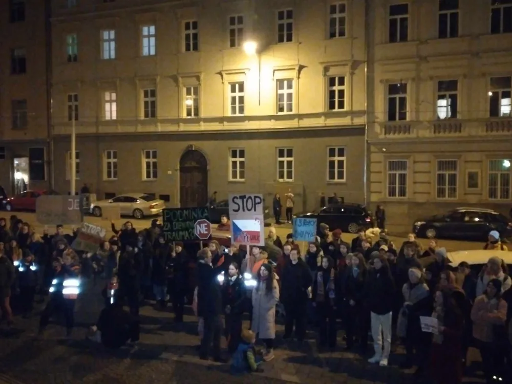 VIDEO: Lidé před brněnským soudem demonstrují za znásilněnou Aničku. Požadují spravedlivější trestání sexuálních zločinů