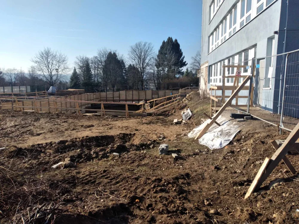 Škola Labyrinth Brno se uprostřed školního roku stěhuje. Developer před ředitelem zatajil vedlejší stavbu