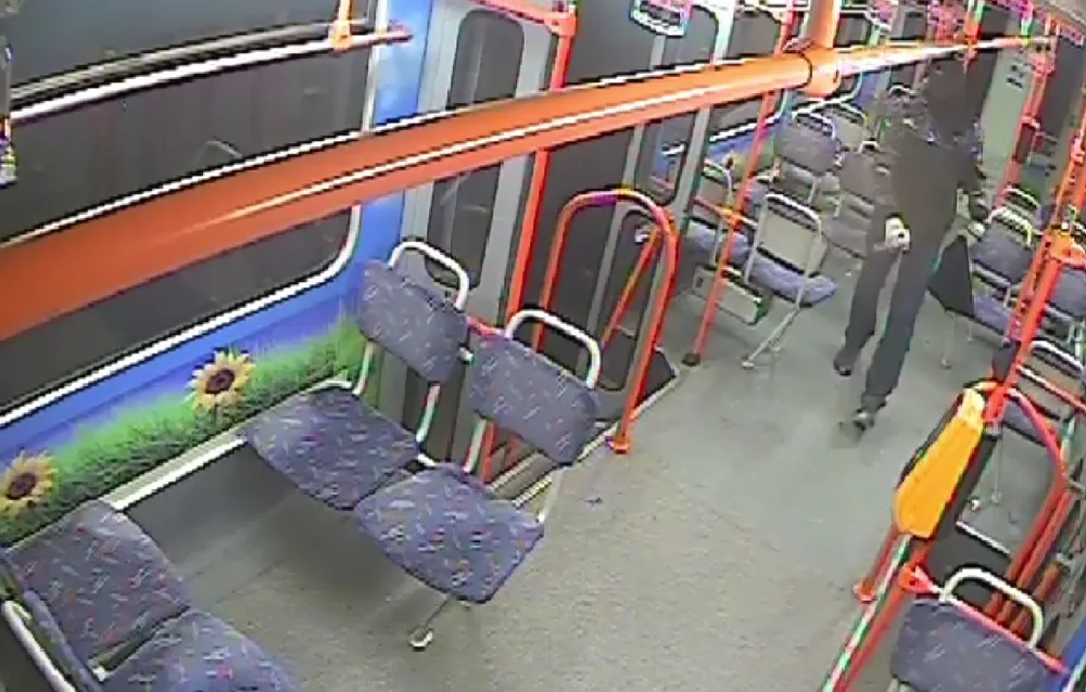 VIDEO: Vandalové v Brně poničili několik šalin. Posprejovat chtěli i řidiče
