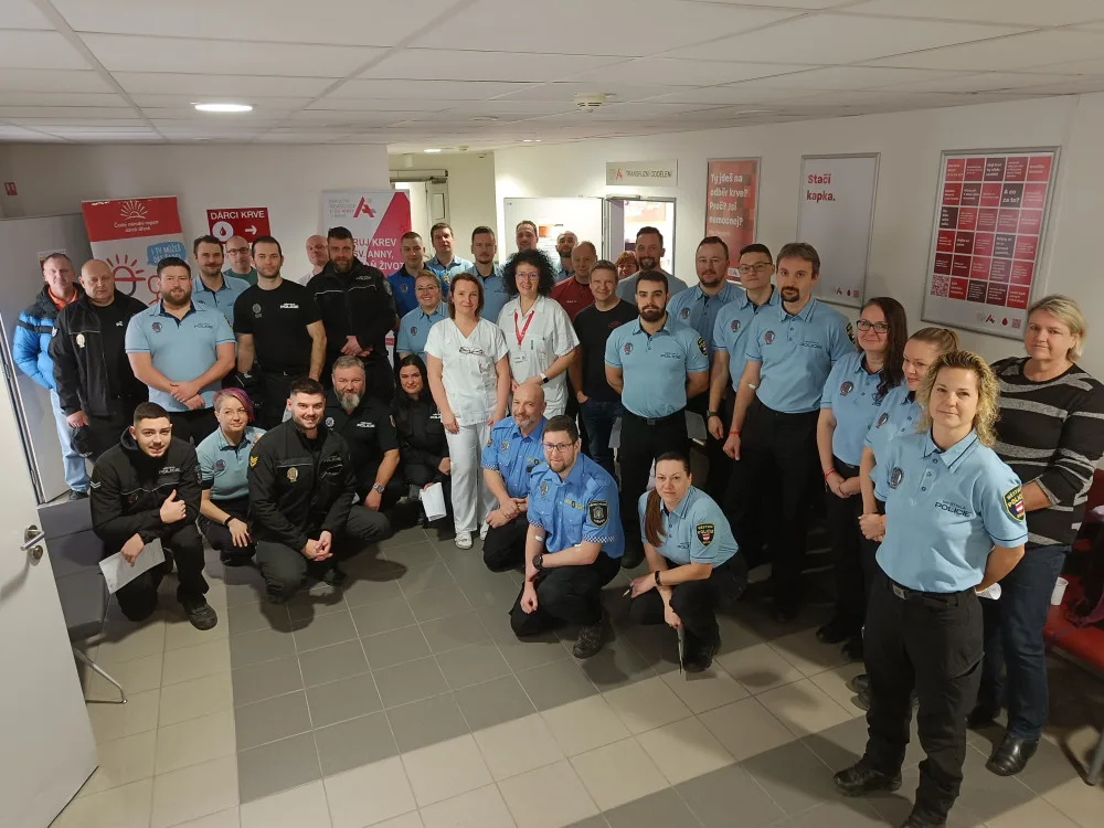 Strážníci jihomoravských městských policií spojili síly a hromadně v Brně darovali krev