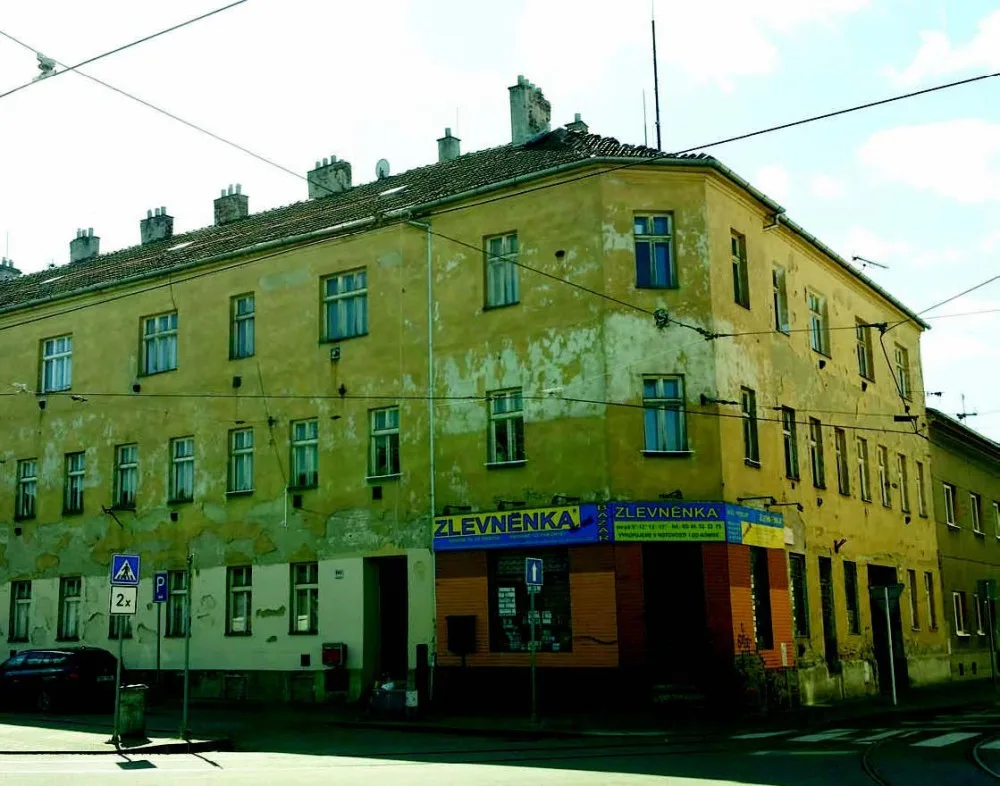 Dělníci v Brně opraví barabiznu, která hyzdí část města. Do domu se nastěhují senioři