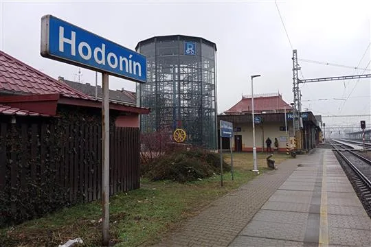 Lidé v Hodoníně si přes zimu skladují kola v cyklo věži. Bicykly prodáme, upozorňuje město