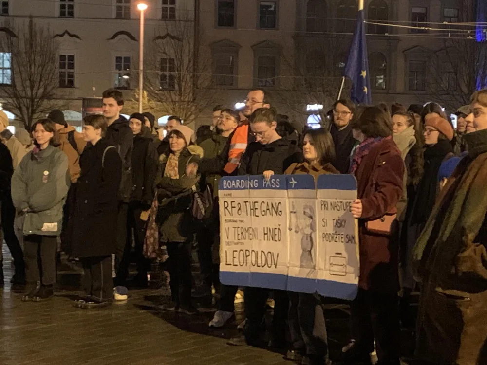 VIDEO: Lidé v Brně znovu protestují proti Ficovi. Znepokojuje je politická situace na Slovensku