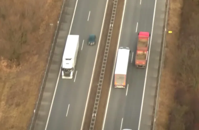 VIDEO: Kamion i přes zákaz předjíždí kamion. Policie rozdala šoférům za den pokuty za sto tisíc