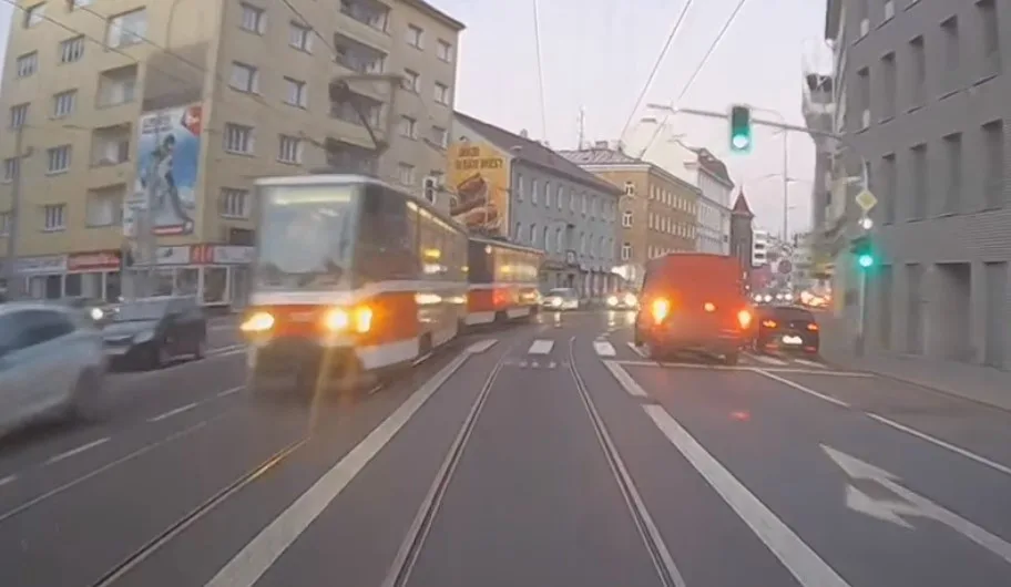 VIDEO: V Křenové vykolejila šalina. Bourá tam průměrně jedna za týden