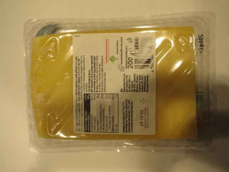 Potravináři odhalili v brněnském supermarketu zkažené sýry. Goudu pokrývala nebezpečná plíseň