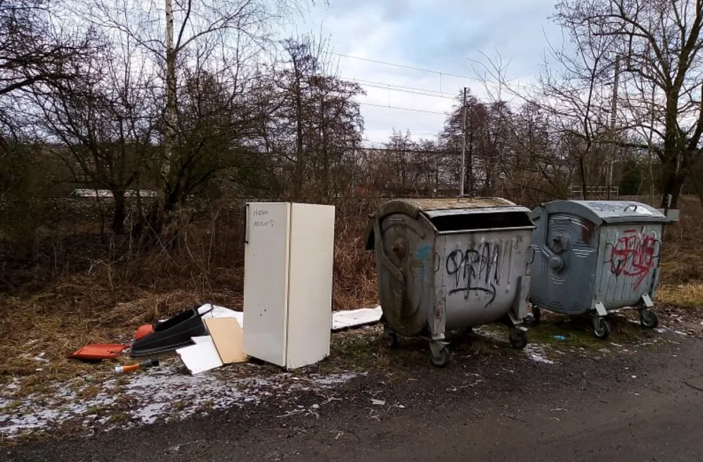 V Blansku přibývají černé skládky. Lidé na ulici vyhazují staré matrace nebo skříně