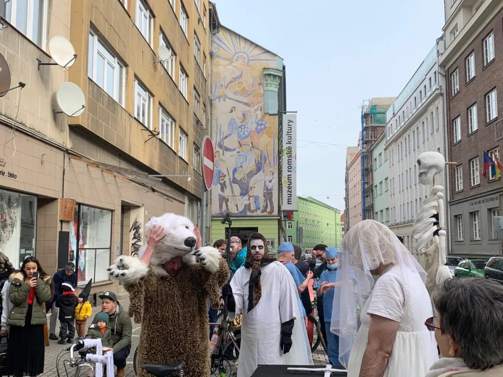 Brněnský Bronx roztancovali lidé v maskách. V průvodu poprvé došli až do centra
