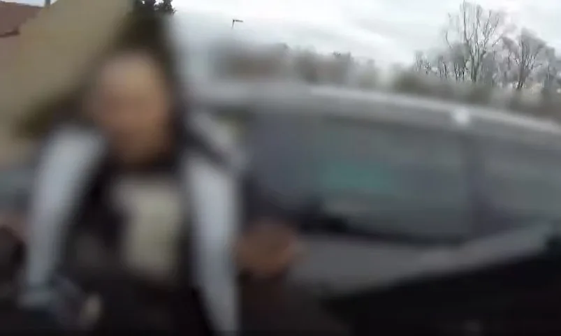 VIDEO: Řidič na pervitinu ujížděl policii. Skončil ve slepé uličce na zemi s rukama za zády