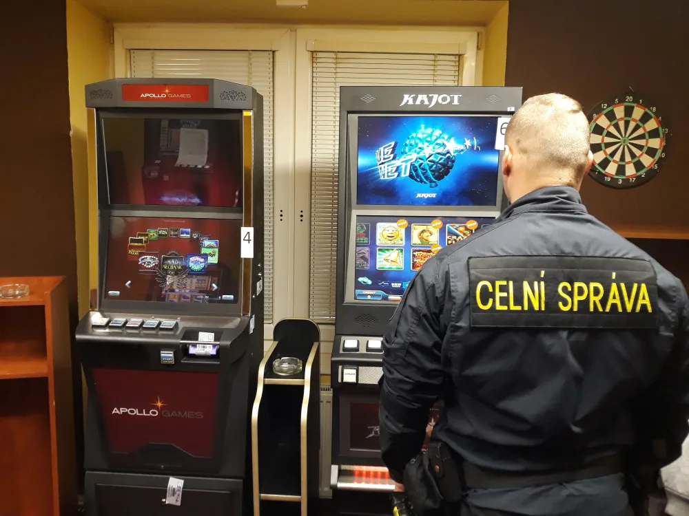 VIDEO: Celníci na jihu Moravy odhalili čtyři nelegální herny. Zabavili v nich osmnáct automatů