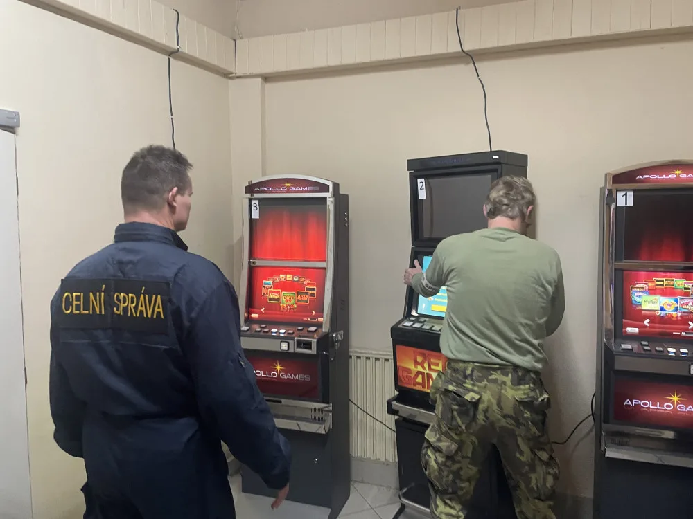 VIDEO: Celníci na jihu Moravy odhalili čtyři nelegální herny. Zabavili v nich osmnáct automatů