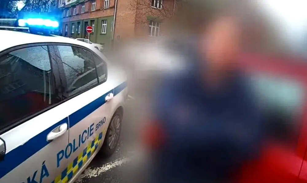 Opilá a zfetovaná řidička nabourala dvě auta a strom. Žádné nárazy si neuvědomuju, řekla strážníkům