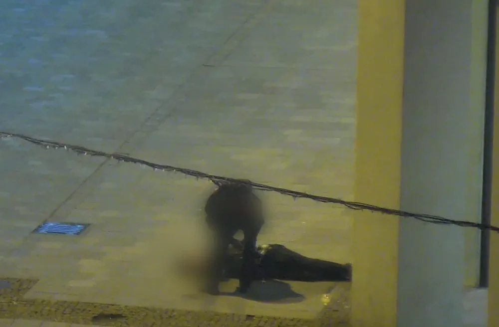 VIDEO: Muž v Brně ukradl bezvládnému mladíkovi peněženku. Vzal jsem jen oplatku, tvrdil