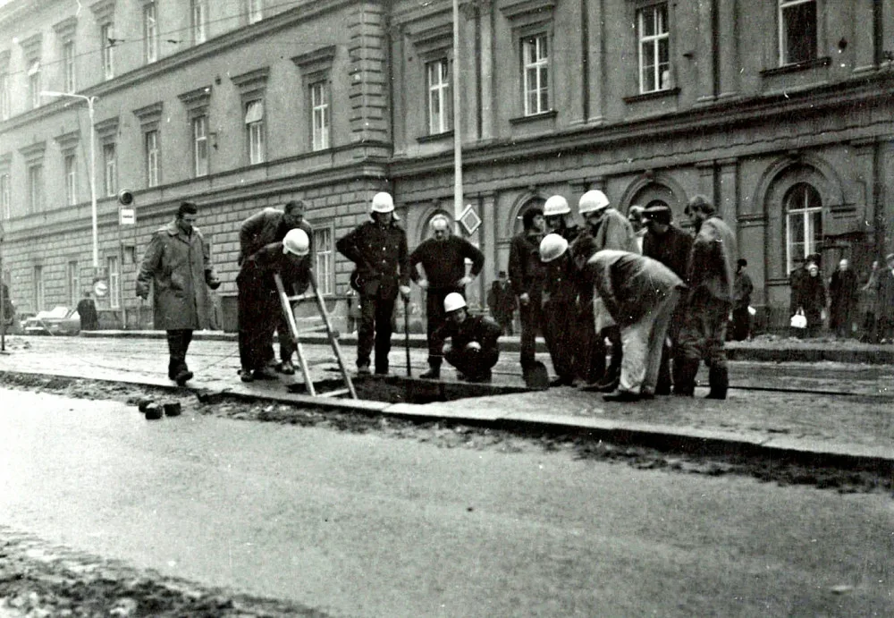 Před osmačtyřiceti lety se před brněnskou nemocnicí propadl chodník.