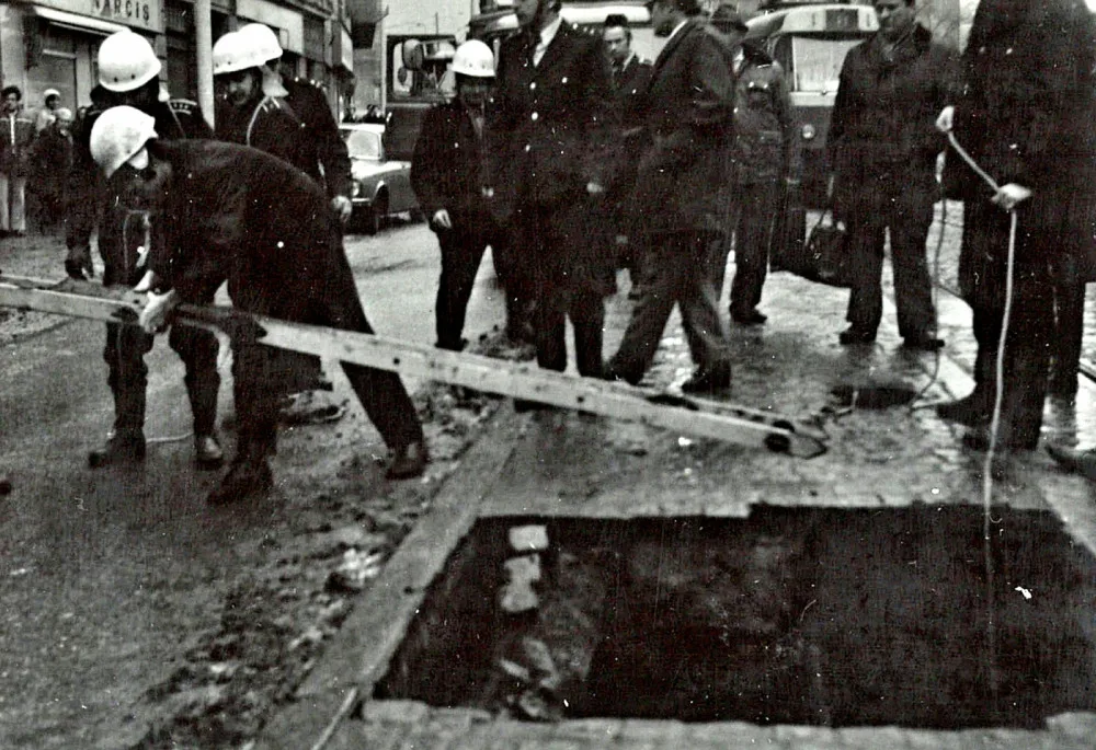 V roce 1976 se propadl ostrůvek u tramvajové zastávky.