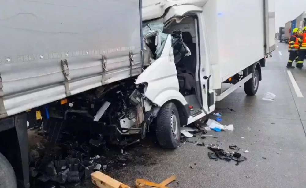 VIDEO: Vážná nehoda dodávky a kamionu uzavřela D1 ve směru na Brno