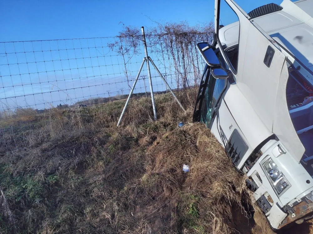 Nehoda kamionu zastavila provoz na dálnici. Zraněného řidiče transportoval do nemocnice vrtulník