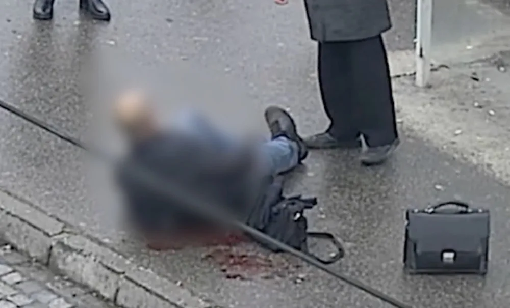 Agresor bezdůvodně tvrdě napadl seniora a nechal ho ležet na zemi. Policie pátrá po svědcích