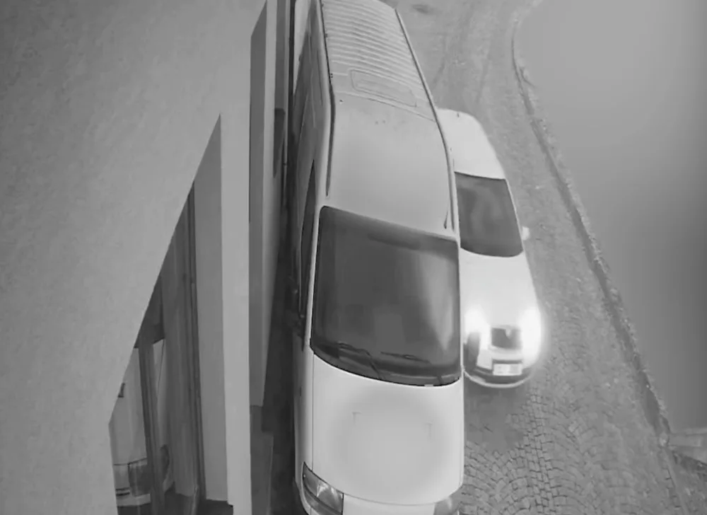 VIDEO: Řidič dostal smyk, naboural do dodávky a ujel. Pátrá po něm policie