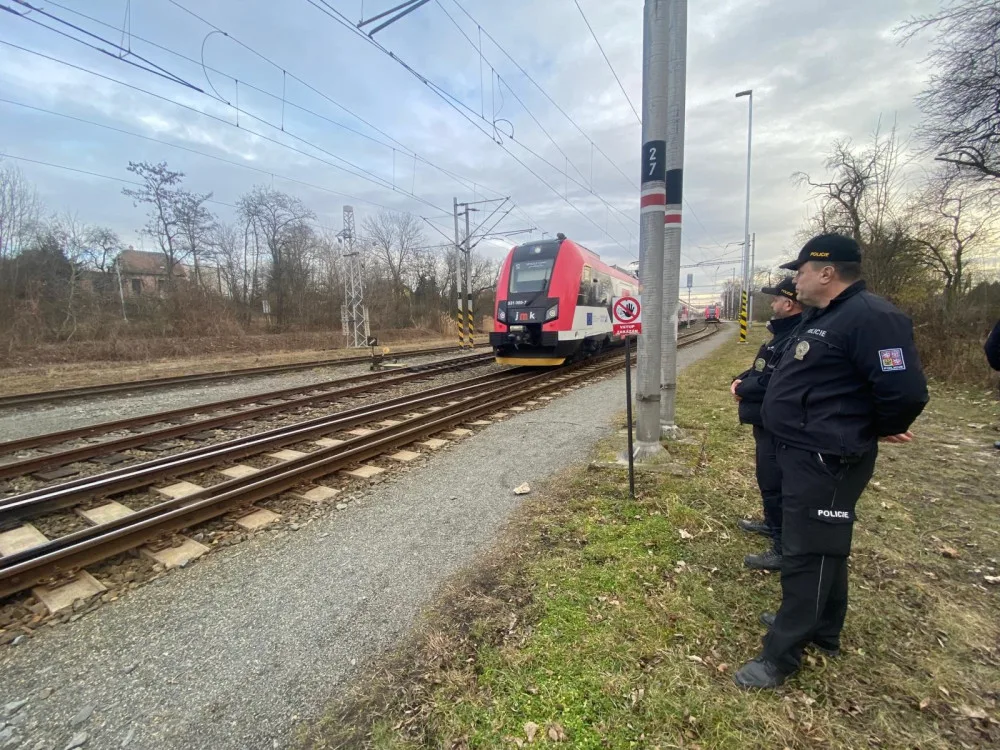 Policisté pokutují pohyb v kolejišti. Moderní soupravy jsou tiché a mohou chodce překvapit, vysvětlují