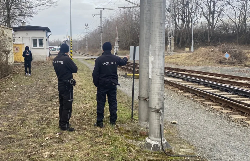 Policisté pokutují pohyb v kolejišti. Moderní soupravy jsou tiché a mohou chodce překvapit, vysvětlují