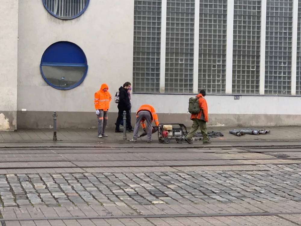 VIDEO: Silničáři uzavřeli Nádražní ulici v Brně, aby opravili chodník. Stavba omezí pěší i řidiče